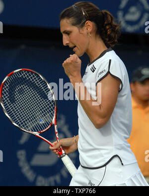 Tolto Virginie RAZZANO dalla Francia sconvolto il numero due giocatore classificato nel mondo, Dinara Safina dalla Russia, il terzo giorno del Dubai Tennis campionati, martedì 17 febbraio, 2009. Razzano ha vinto la partita 6-4, 6-2. (UPI foto/Norbert Schiller) Foto Stock