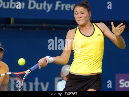 Il numero due giocatore classificato nel mondo, Dinara Safina dalla Russia, crash fuori del Dubai Tennis Championships il terzo giorno dopo la perdita di sede Virginie RAZZANO dalla Francia il 17 febbraio 2009. Razzano ha vinto la partita 6-4, 6-2. (UPI foto/Norbert Schiller) Foto Stock