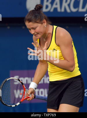 Il numero due giocatore classificato nel mondo, Dinara Safina dalla Russia, crash fuori del Dubai Tennis Championships il terzo giorno dopo la perdita di sede Virginie RAZZANO dalla Francia il 17 febbraio 2009. Razzano ha vinto la partita 6-4, 6-2. (UPI foto/Norbert Schiller) Foto Stock