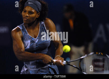 Il mondo n. 1, Serena Williams dagli Stati Uniti restituisce la sfera dal suo avversario Jie ZHENG, il mondo n. 20, dalla Cina al quarto giorno della donna campionati di Dubai, mercoledì 18 febbraio, 2009. (UPI foto/Norbert Schiller) Foto Stock