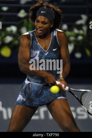 Il mondo n. 1, Serena Williams dagli Stati Uniti restituisce la sfera dal suo avversario Jie ZHENG, il mondo n. 20, dalla Cina al quarto giorno della donna campionati di Dubai, 18 febbraio 2009. Williams ha vinto la partita 6-4, 6-2. (UPI foto/Norbert Schiller) Foto Stock