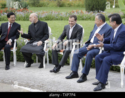 Il Presidente russo Dmitry Medvedev (C) assiste un vertice dell'Organizzazione per la cooperazione di Shanghai a Dushanbe, il Tagikistan, il 27 agosto 2008. (L-R) Il presidente cinese Hu Jintao, omologo afgano Hamid Karzai, il presidente russo Medvedev, presidente kirghizo Kurmanbek Bakiyev e Presidente tagiko Emomali Rakhmon. Il presidente Medvedev ha discusso della crisi in Georgia con la controparte cinese Hu Jintao mercoledì, come Mosca sembrava per rafforzare il sostegno nel suo ruolo diplomatico stand-off con l'Occidente. (UPI foto/Anatoli Zhdanov) Foto Stock