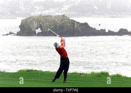 PBP2000020703 - 7 febbraio 2000 - Pebble Beach, CALIFORNIA, STATI UNITI D'AMERICA: Tiger Woods fa il suo secondo colpo al diciottesimo fairway lungo il tragitto per vincere l'AT&T Pro-Am nazionale con una grande provenire da dietro la vittoria a vincere il suo sesto dritto torneo PGA. ts/Terry Schmitt UPI Foto Stock