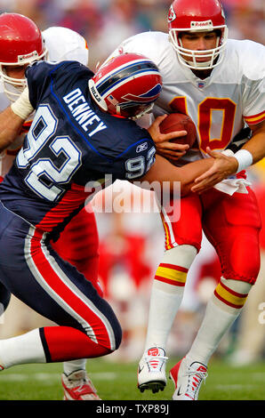 Trento verde (10), il quarterback per il Kansas City Chiefs, viene affrontato da difensivo fine Ryan Denny (92) dei Buffalo Bills nel novembre 13, 2005 a Ralph Wilson Stadium di Orchard Park, NY. Le bollette sconfitto i capi 14-3. (UPI foto/Ed Wolfstein) Foto Stock