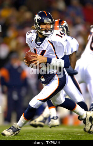 Denver Broncos quarterback Jake Plummer scompone in tasca contro le fatture della Buffalo su dicembre 17, 2005 a Ralph Wilson Stadium di Orchard Park, NY. I Broncos sconfitto le bollette 28-17. (UPI foto/Ed Wolfstein) Foto Stock