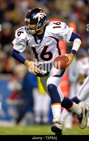 Denver Broncos quarterback Jake Plummer di codifica per effettuare un trasferimento contro le fatture della Buffalo su dicembre 17, 2005 a Ralph Wilson Stadium di Orchard Park, NY. I Broncos sconfitto le bollette 28-17. (UPI foto/Ed Wolfstein) Foto Stock