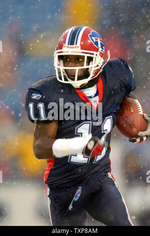 Buffalo Bills rookie wide receiver Roscoe Parrish, giunchi per yardage contro New England Patriots su dicembre 11, 2005 a Ralph Wilson Stadium di Orchard Park, NY. I patrioti hanno sconfitto le bollette 35-7. (UPI foto/Ed Wolfstein) Foto Stock