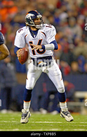 Denver Broncos quarterback Jake Plummer guarda downfielder per effettuare un sorpasso contro le fatture della Buffalo su dicembre 17, 2005 a Ralph Wilson Stadium di Orchard Park, NY. I Broncos sconfitto le bollette 28-17. (UPI foto/Ed Wolfstein) Foto Stock