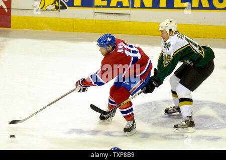 Montreal Canadiens capitano aku Koivu (11) porta il puck per centrare il ghiaccio pur essendo controllati da Niklas Hagman (15) dei Dallas Stars al centro della Bell a Montreal, Canada, il 16 gennaio 2006. Il Canadiens sconfitto le stelle 4-2. (UPI foto/Ed Wolfstein) Foto Stock