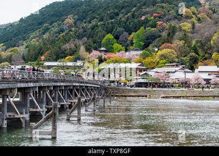 Kyoto, Giappone - 11 Aprile 2019: Arashiyama Ponte Togetsukyo durante il giorno con molti turisti a piedi dalla montagna in primavera e Katsura river Foto Stock