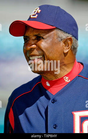 Cittadini di Washington Hall of Fame Manager Frank Robinson si prepara per una intervista televisiva prima di un allenamento primaverile partita contro i New York Mets a Space Coast Stadium di Viera, Florida, il 15 marzo 2006. (UPI foto/Ed Wolfstein) Foto Stock