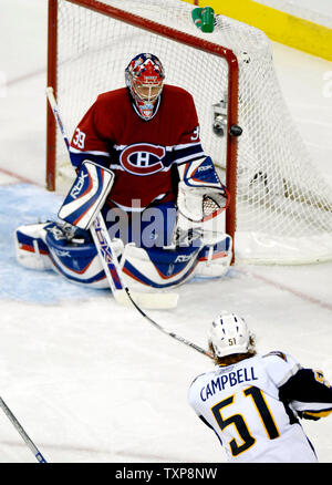 Buffalo Sabres defenceman Brian Campbell (51) colpisce il goalpost nel terzo periodo contro Montreal Canadiens al centro della Bell a Montreal Canada il 23 ottobre 2006. Le sciabole sconfitto il Canadiens 4-1 per aumentare la loro stagione di apertura-winning streak a 9 giochi . (UPI foto/Ed Wolfstein) Foto Stock