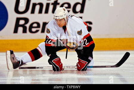 Senatori di Ottawa centro Chris Kelly si allunga durante il pre-partita warm-up prima di fronte al Montreal Canadiens al centro della Bell a Montreal, in Canada, il 10 febbraio 2007. (UPI foto/Ed Wolfstein) Foto Stock