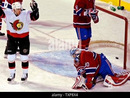 Senatori di Ottawa centro Chris Kelly (sinistra) festeggia il punteggio di Ottawa secondo obiettivo nel primo periodo contro Montreal Canadiens al centro della Bell a Montreal, in Canada, il 10 febbraio 2007. (UPI foto/Ed Wolfstein) Foto Stock