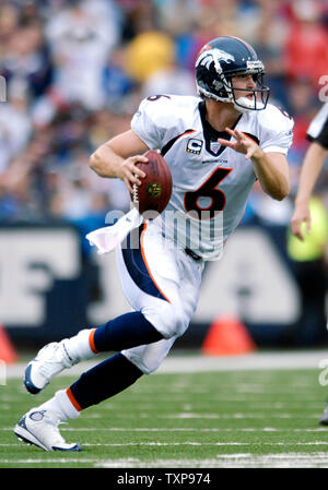 Denver Broncos quarterback Jay Cutler (6) codifica nel backfield durante il quarto trimestre contro i Buffalo Bills a Ralph Wilson Stadium di Orchard Park, NY, il 9 settembre 2007. I Broncos sconfitto le fatture nel season opener 15-14. (UPI foto/Ed Wolfstein) Foto Stock