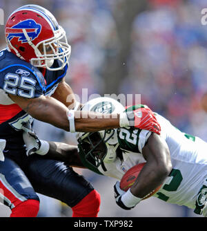 Buffalo Bills cornerback Kiwaukee Thomas (25) affronta New York getti running back Leon Washington (29) dopo Washington guadagna 5 metri nel secondo trimestre a Ralph Wilson Stadium di Orchard Park, NY, il 30 settembre 2007. Le bollette sconfitto i getti 17-14. (UPI foto/Ed Wolfstein) Foto Stock