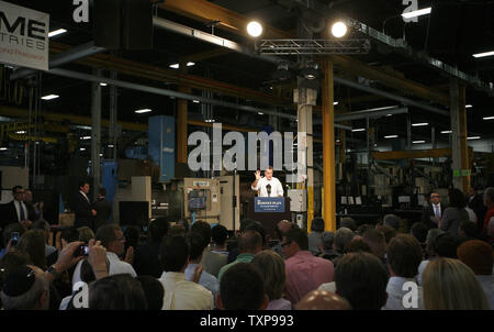 Il repubblicano presunto candidato presidenziale Mitt Romney offre un discorso a industrie Acme Agosto 7, 2012 in Elk Grove Village, Illinois. Romney è il Presidente Barack Obama è stato iniziale per due raccolte di fondi in anticipo del 4 novembre elezione generale. UPI foto/Frank Polich Foto Stock