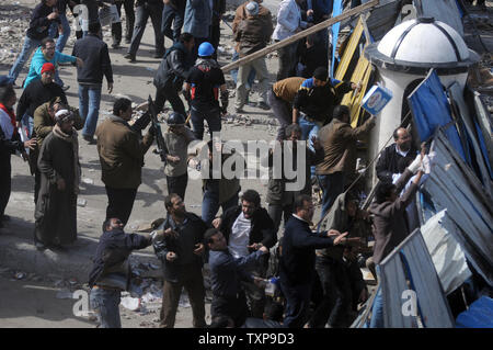 Continuano gli scontri tra dimostranti anti-governativi e loro pro-oppositori del governo al Cairo la piazza Tahrir nel febbraio 03, 2011. Questo è il decimo giorno di protesta chiedendo la cacciata di merlati Presidente Hosni Mubarak. UPI Foto Stock