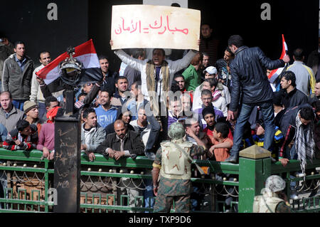 Continuano gli scontri tra dimostranti anti-governativi e loro pro-oppositori del governo al Cairo la piazza Tahrir nel febbraio 03, 2011. Questo è il decimo giorno di protesta chiedendo la cacciata di merlati Presidente Hosni Mubarak. UPI Foto Stock