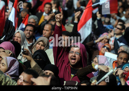 Egyptian anti-governo manifestanti si radunano in quello del Cairo piazza Tahrir in Egitto il 8 febbraio 2011 il quindicesimo giorno di proteste contro il regime del Presidente Hosni Mubarak. UPI Foto Stock