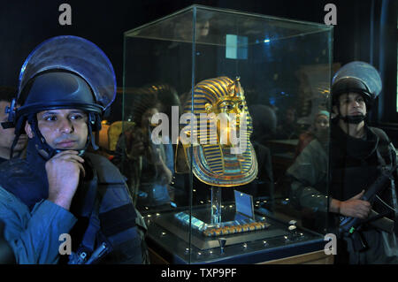 Un soldato sta di guardia accanto a Tutankhamon d'oro della maschera funeraria all'interno del Museo Egizio come Stato egiziano il ministro delle antichità Zahi Hawass (non in foto) parla ai giornalisti il 16 febbraio 2011. Saccheggiatori hanno fatto irruzione nel museo del Cairo Piazza Tahrir il 28 gennaio fracassando 13 vetrine e almeno 70 artefatti, alcuni dei quali sono stati recuperati e riparato secondo Hawwas. Tutankhamon's mask non è stata presa o danneggiato dai saccheggiatori. UPI Foto Stock