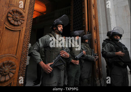 Un soldato sta di guardia all'interno del Museo Egizio come Stato egiziano il ministro delle antichità Zahi Hawass (non in foto) parla ai giornalisti il 16 febbraio 2011. Saccheggiatori hanno fatto irruzione nel museo del Cairo Piazza Tahrir il 28 gennaio fracassando 13 vetrine e almeno 70 artefatti, alcuni dei quali sono stati recuperati e riparato secondo Hawwas. Tutankhamon's mask non è stata presa o danneggiato dai saccheggiatori. UPI Foto Stock