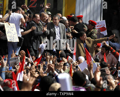 Egiziano nuovo Primo Ministro Essam Sharaf (C) risolve migliaia di sostenitori in quello del Cairo Piazza Tahrir il 4 marzo 2011. Piazza Tahrir era il punto focale durante una insurrezione per chiedere il cambiamento politico ed economico. UPI Foto Stock