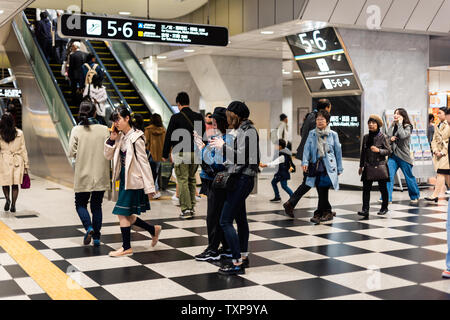 Kyoto, Giappone - 13 Aprile 2019: all'interno della stazione di Kyoto metropolitana con gente occupata a piedi da piattaforme di escalator Foto Stock