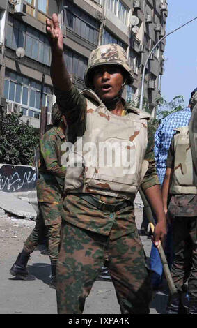 Egiziano di polizia antisommossa guardia di fronte all'ambasciata Israeliana al Cairo il 10 settembre 2011. UPI/ Mohamad Hosam Foto Stock