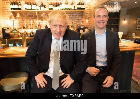 Direzione del partito conservatore candidato Boris Johnson (sinistra) e Dominic Rabb nel pubblico Victoria House di Oxshott, nel Surrey. Foto Stock