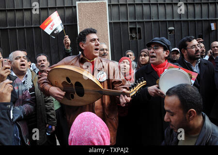 Le dimostrazioni di continuare accanto al parlamento egiziano che tengono la loro prima sessione dopo il rovesciamento del Presidente Hosni Mubarak il 23 gennaio 2012 del Cairo in Egitto. Il Parlamento eletto in Egitto il primo voto legislativo dopo Hosni Mubarak estromissione quasi un anno fa ha tenuto la sua sessione inaugurale di lunedì, con gli islamisti che domina la 498-camera di sedile che supervisionerà la redazione di una nuova costituzione.UPI/Ahmed Gomaa Foto Stock