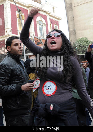 Le dimostrazioni di continuare accanto al parlamento egiziano che tengono la loro prima sessione dopo il rovesciamento del Presidente Hosni Mubarak il 23 gennaio 2012 del Cairo in Egitto. Il Parlamento eletto in Egitto il primo voto legislativo dopo Hosni Mubarak estromissione quasi un anno fa ha tenuto la sua sessione inaugurale di lunedì, con gli islamisti che domina la 498-camera di sedile che supervisionerà la redazione di una nuova costituzione.UPI/Ahmed Gomaa Foto Stock