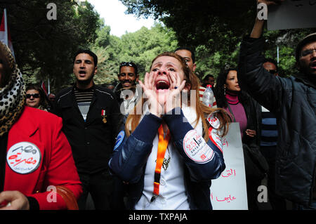 Le dimostrazioni di continuare accanto al parlamento egiziano che tengono la loro prima sessione dopo il rovesciamento del Presidente Hosni Mubarak il 23 gennaio 2012 del Cairo in Egitto. Il Parlamento eletto in Egitto il primo voto legislativo dopo Hosni Mubarak estromissione quasi un anno fa ha tenuto la sua sessione inaugurale di lunedì, con gli islamisti che domina la 498-camera di sedile che supervisionerà la redazione di una nuova costituzione.UPI/Ahmed Gomaa Foto Stock