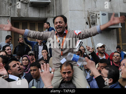 Le dimostrazioni di continuare accanto al parlamento egiziano che tengono la loro prima sessione dopo il rovesciamento del Presidente Hosni Mubarak il 23 gennaio 2012 del Cairo in Egitto. Il Parlamento eletto in Egitto il primo voto legislativo dopo Hosni Mubarak estromissione quasi un anno fa ha tenuto la sua sessione inaugurale di lunedì, con gli islamisti che domina la 498-camera di sedile che supervisionerà la redazione di una nuova costituzione.UPI/Ahmed Gomaa Foto Stock