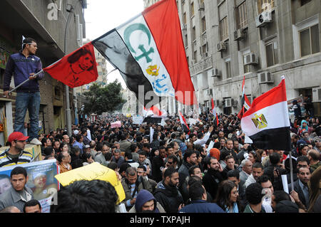 Le dimostrazioni di continuare accanto al parlamento egiziano che tengono la loro prima sessione dopo il rovesciamento del Presidente Hosni Mubarak il 23 gennaio 2012 del Cairo in Egitto. Il Parlamento eletto in Egitto il primo voto legislativo dopo Hosni Mubarak estromissione quasi un anno fa ha tenuto la sua sessione inaugurale di lunedì, con gli islamisti che domina la 498-camera di sedile che supervisionerà la redazione di una nuova costituzione.UPI/Ahmed Gomaa Foto Stock