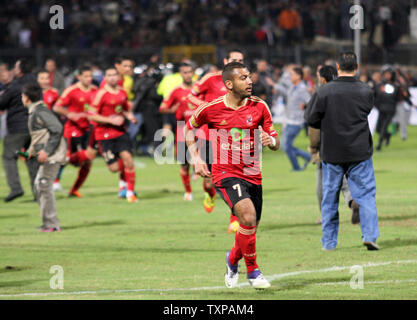 I fan della squadra Al-Masry eseguire dopo che i giocatori della squadra Al-Ahly durante disordini che sono scoppiati dopo la partita di calcio tra i due team di Port Said, 220 km a nord-est del Cairo, il 1 febbraio 2012. Almeno 73 persone sono state uccise e centinaia di feriti in violenza scoppiata non appena l'arbitro soffiò il fischio finale nella partita. UPI/Ahmed Gomaa Foto Stock