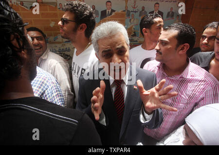 Egiziano candidato presidenziale Hamdeen Sabahi onde come egli arriva alla votazione su Al-Sayeda Khadiga scuola al Cairo il 23 maggio 2012. Gli egiziani sono andati a votare il mercoledì mattina per eleggere un nuovo presidente dopo la caduta dell ex-Presidente Hosni Mubarak lo scorso anno. UPI/Ashraf Mohamad Foto Stock