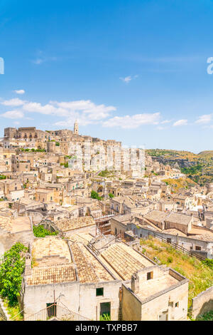 Sassi di Matera, Vista panoramica con copia spazio e cielo blu chiaro. Basilicata, Italia Foto Stock