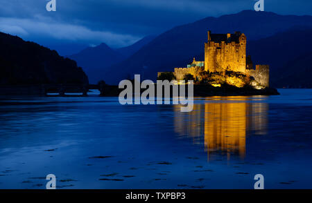 Eilean Donan Castle al crepuscolo, presi dalle sponde del Loch Alsh Foto Stock