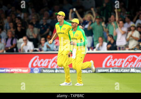 Australia Usman Khawaja (destra) celebra la cattura di Inghilterra del Jos Buttler, colpiti da Australia Marcus Stoinis, durante la ICC Cricket World Cup group stage corrispondono a Lord's, Londra. Foto Stock