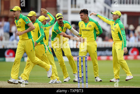 Australia Marcus Stoinis (seconda a destra) celebra tenendo il paletto di Inghilterra del Jos Buttler, catturati da Australia Usman Khawaja, durante la ICC Cricket World Cup group stage corrispondono a Lord's, Londra. Foto Stock