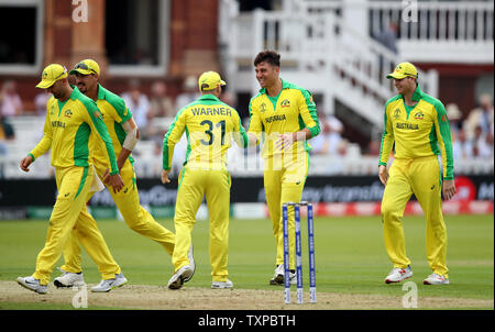 Australia Marcus Stoinis (seconda a destra) celebra tenendo il paletto di Inghilterra del Jos Buttler, catturati da Australia Usman Khawaja, durante la ICC Cricket World Cup group stage corrispondono a Lord's, Londra. Foto Stock