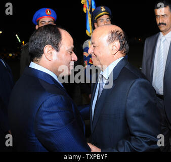 In Egitto il presidente, Abdel Fattah al-Sisi (L) saluta Yemen il Presidente Abd-Rabbu Mansour Hadi al suo arrivo a Sharm el-Sheikh Marzo 27, 2015. L'Egitto sta ospitando un weekend vertice arabo in cui i dirigenti regionali per discutere i piani per formare un giunto forza militare contro lo sfondo di Arabia-led colpisce i ribelli in Yemen.Foto di Egiziano Ufficio di presidenza/fino Foto Stock