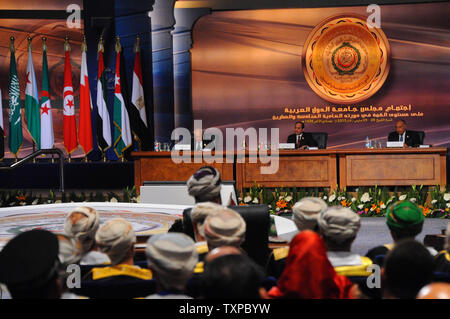 Il Presidente egiziano Abdel Fattah al-Sisi (C) dando un discorso durante il vertice della Lega araba nel Red Sea resort di Sharm El-Sheikh il 28 marzo 2015. L'Egitto sta ospitando un weekend vertice arabo in cui i dirigenti regionali per discutere i piani per formare un giunto forza militare contro lo sfondo di Arabia-led colpisce i ribelli in Yemen. Foto di Egiziano Ufficio di presidenza/fino Foto Stock