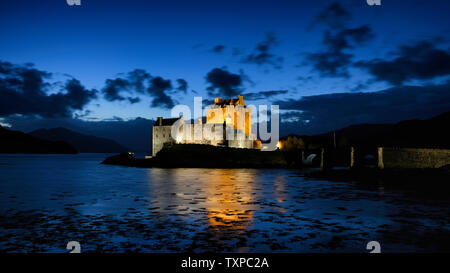 Eilean Donan Castle al crepuscolo, presi dai visitatori del parco auto, Dornie, Scozia Foto Stock