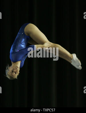 American trampolinist Alaina Hebert esegue la sua routine opzionale nel preliminare di concorrenza Qualificazione al ventiquattresimo trampolino e Tumbling Campionati del Mondo di Eindhoven, in Olanda il 15 settembre 2005. (UPI foto / Grazia Chiu) Foto Stock