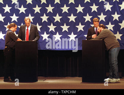 DUR2000010504 - 5 gennaio, 2000 - DURHAM, New Hampshire, Stati Uniti d'America: democratica candidati presidenziali ex New Jersey U.S. Il senatore Bill Bradley, centro sinistra e Vice Presidente Al Gore, centro a destra sono assistiti da tecnici del suono come sono pronte per la partenza di un democratico dibattito presidenziale 5 Gennaio presso l'Università del New Hampshire a Durham. lkm/Lee K. Marriner UPI Foto Stock