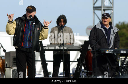 I Beach Boys eseguire al primo volo la celebrazione del centenario di Kitty Hawk, N.C., il 13 dicembre 2003. La settimana di festa è prevista a picco sul dicembre 17 con una rievocazione dei fratelli Wright' alimentato per la prima volta il volo umano sul dicembre 17, 1903. (UPI foto/Roger L. Wollenberg) Foto Stock