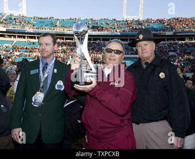 Stato della Florida head coach Bowden Bobby (C) solleva il Konica Minolta Gator Bowl trofeo dopo proveniente da dietro alla sconfitta del West Virginia 33-21a Jacksonville, in Florida il 1 gennaio 2010. È stato coach Bowden finale del gioco. UPI/ Marco Wallheiser Foto Stock