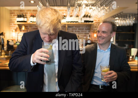 Direzione del partito conservatore candidato Boris Johnson (sinistra) e Dominic Rabb nel pubblico Victoria House di Oxshott, nel Surrey. Foto Stock